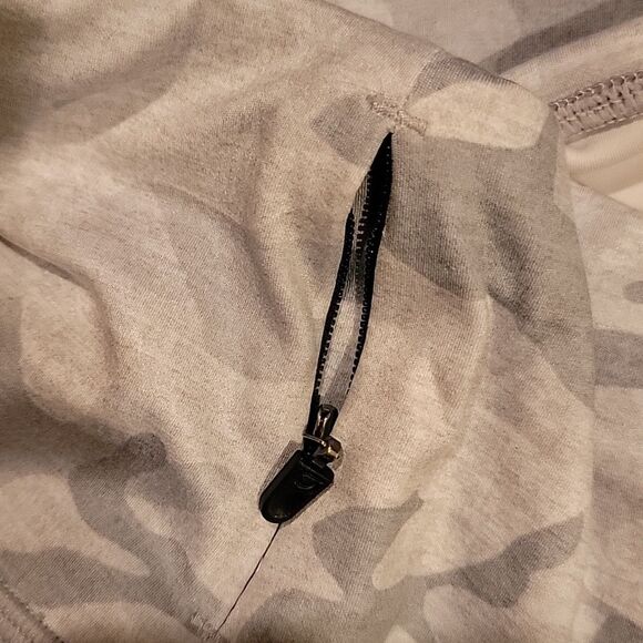 GAP  Light Gray Camouflage Leggings Capri Sz Large - Picture 10 of 10